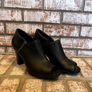 Peep toe aerosole booties